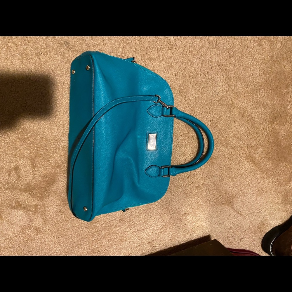 Teal Calvin Klein purse. Used in great condition!!